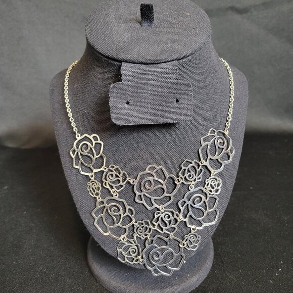 Silver Tone Laser Cut Stacked Roses Statement Necklace Costume Jewelry - Picture 3 of 4